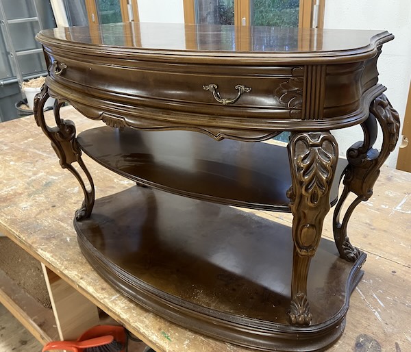 Was macht man mit einem  billigen Louis XVIII-Kommoden-Nachbau, wo unter  Laminat und Lack fast nur  MDF rauskommt?